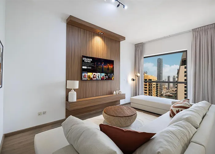 2Br Close To The Beach - Projector Nights